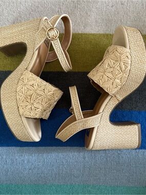 Dolce Vita merini beige platform heels